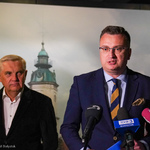 Zastępca prezydenta Rafał Rudnicki prowadzi konferencję prasową