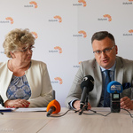 Zastępca prezydenta Rafał Rudnicki oraz Wiesława Ćwiklińska - Dyrektor Departamentu Edukacji podczas konferencji prasowej