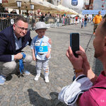 Zastępca prezydenta Rafał Rudnicki wraz z młodym sportowcem pozuje do wspólnego zdjęcia
