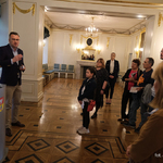 Zastępca prezydenta Rafał Rudnicki wraz z uczestnikami Nocy Muzeów podczas wizyty w Pałacyku Gościnnym