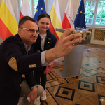 Dziewczynka wraz z zastępcą prezydenta Rafałem Rudnickim pozuje do wspólnego zdjęcia