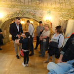 Zastępca prezydenta Rafał Rudnicki wraz z Uczestnikami Nocy Muzeów podczas wizyty w Pałacyku Gościnnym