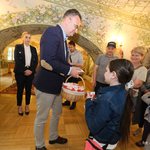Zastępca prezydenta Rafał Rudnicki wraz z uczestnikami Nocy Muzeów podczas wizyty w Pałacyku Gościnnym