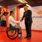 Prezydent Tadeusz Truskolaski wręcza dyplom ze stypendium
