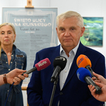 Prezydent Tadeusz Truskolaski przemawia podczas konferencji prasowej