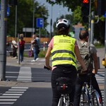 Przedstawiciele białostockich służb wręczają odblaski rowerzystom