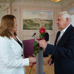 Prezydent Tadeusz Truskolaski wręcza nominację do Rady Kobiet