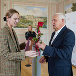 Prezydent Tadeusz Truskolaski wręcza nominację do Rady Kobiet