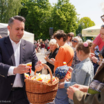 Zastępca prezydenta Przemysław Tuchliński rozdaje słodkości białostoczanom