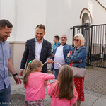 Poseł na Sejm Krzysztof Truskolaski częstuje białostoczan słodkimi upominkami