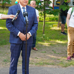 Prezydent Tadeusz Truskolaski wita dzieci na nowym placu zabaw