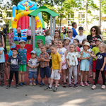 Dzieci wraz z opiekunkami podczas uroczystego otwarcia placu zabaw