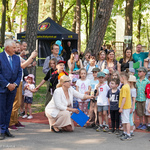 Dzieci podczas uroczystego otwarcia placu zabaw