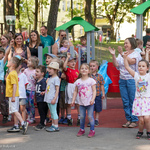 Dzieci wraz z rodzicami podczas uroczystego otwarcia placu zabaw