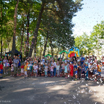 Dzieci wraz z rodzicami podczas uroczystego otwarcia placu zabaw