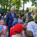 Prezydent Tadeusz Truskolaski rozmawia z dziećmi