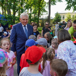 Prezydent Tadeusz Truskolaski rozmawia z dziećmi