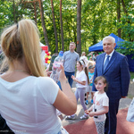 Prezydent Tadeusz Truskolaski pozuje z dzieckiem