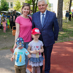 Prezydent Tadeusz Truskolaski oraz mama z przedszkolakiem