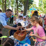 Zastępca prezydenta Rafał Rudnicki częstuje dzieci słodkimi upominkami