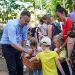 Zastępca prezydenta Rafał Rudnicki częstuje dzieci słodkimi upominkami