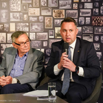 Zastępca prezydenta Przemysław Tuchliński prezentuje program uroczystości podczas konferencji prasowej