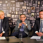 Marian Turski przemawia podczas konferencji prasowej