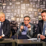 Marian Turski przemawia podczas konferencji prasowej
