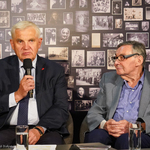 Prezydent Tadeusz Truskolaski przemawia podczas konferencji prasowej