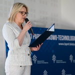 Dyrektor Białostockiego Parku Naukowo-Technologicznego w Białymstoku Anna Daszuta-Zalewska zabiera głos na konferencji