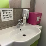 Różowa skrzyneczka w szkolnej toalecie