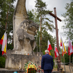 Prezydent Tadeusz Truskolaski oddaje cześć ofiarom mordu w Grabówce