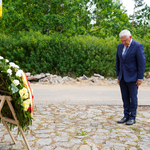 Prezydent Tadeusz Truskolaski oddaje cześć ofiarom mordu w Grabówce