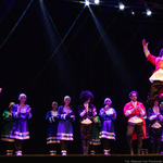 na scenie występują uczestnicy zajęć pracowni tanecznej (taniec kaukaski) MDK