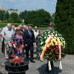 Zastępca prezydenta Przemysław Tuchliński i uczestnicy uroczystości idą złożyć kwiaty