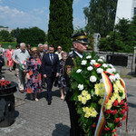 Zastępca prezydenta Przemysław Tuchliński i uczestnicy idą złożyć kwiaty