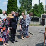 Zastępca prezydenta Przemysław Tuchliński i uczestnicy uroczystości oddają hołd