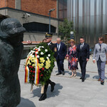 Zastępca prezydenta Przemysław Tuchliński wraz z przedstawicielami Sybirakó i Dyrektorem Muzeum Pamięci Sybiru składa wieniec przy pomniku