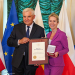 Prezydent Tadeusz Truskolaski wraz  z Joanną Szymańską-Kok prezentuje medal Urbi Meritus wraz z dyplomem