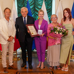 Prezydent Tadeusz Truskolaski wraz z Joanną Szymańską-Kok i Jej rodziną