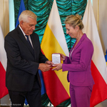 Prezydent Tadeusz Truskolaski wręcza medal Urbi Meritus Joannie Szymańskiej-Kok