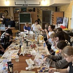 Młodzież podczas warsztatów decoupage dekoruje odpady szklane i drewniane nadając im drugie życie