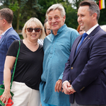 Zastępca prezydenta Przemysław Tuchliński wraz z radnymi podczas odsłonięcia nowej rzeźby