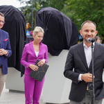 Artystą Michał Jackowski przemawia do zgromadzonych