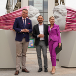Zastępca prezydenta Rafał Rudnicki wraz z fundatorką Joanna Szymańska-Kok oraz artystą Michałem Jackowskim