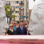 Zastępca prezydenta Przemysław Tuchliński podczas odsłonięcia rzeźby