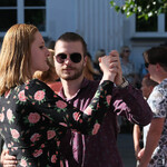 Para młodych osób tańczy podczas miejskiej potańcówki