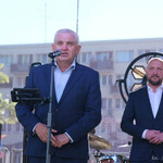 Prezydent Białegostoku Tadeusz Truskolaski zabiera głos na scenie, obok stoi przewodniczący Łukasz Prokorym