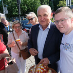Prezydent Tadeusz Truskolaski pozuje do zdjęcia z mieszkańcami