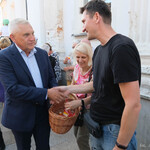 Prezydent Tadeusz Truskolaski podaje rękę mieszkańcowi